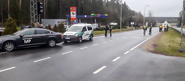 Полицейский кордон перед городом Неменчине - Sputnik Литва