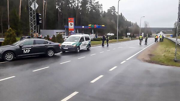 Полицейский кордон перед городом Неменчине - Sputnik Литва