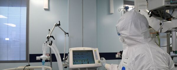 Медицинский работник в реанимационном отделении больницы - Sputnik Литва