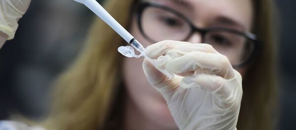 Сотрудница научно-исследовательской лаборатории Сотрудница научно-исследовательской лаборатории - Sputnik Lietuva