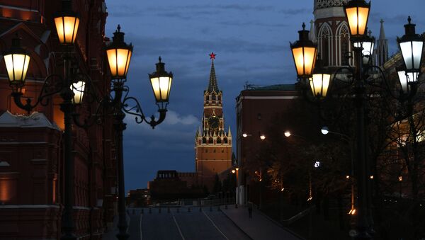 Фонари на Охотном ряду и Спасская башня Московского Кремля с вечерней подсветкой - Sputnik Lietuva