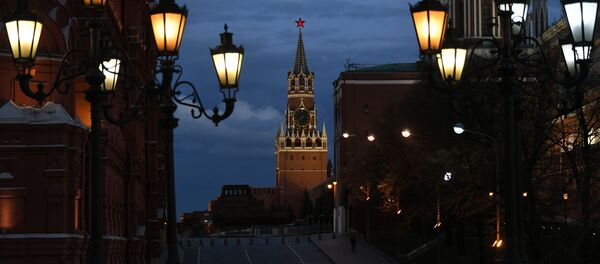 Фонари на Охотном ряду и Спасская башня Московского Кремля с вечерней подсветкой Фонари на Охотном ряду и Спасская башня Московского Кремля с вечерней подсветкой - Sputnik Lietuva