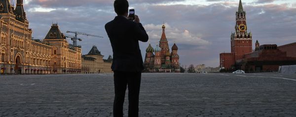 Мужчина фотографирует пустую Красную площадь Мужчина фотографирует пустую Красную площадь - Sputnik Lietuva