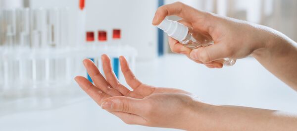 Обработка рук антисептиком Обработка рук антисептиком - Sputnik Литва