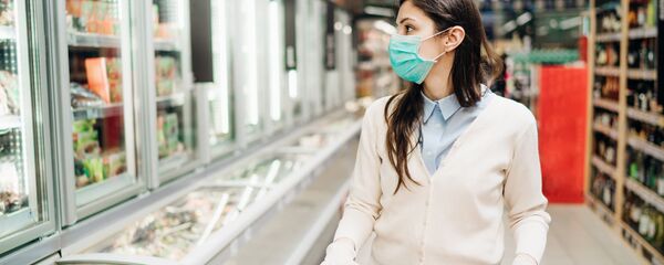 Покупательница в маске и перчатках в продуктовом магазине - Sputnik Литва