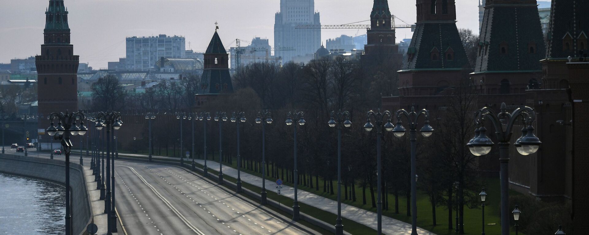 Вид на Кремлевскую набережную с Большого Москворецкого моста - Sputnik Литва, 1920, 18.10.2021