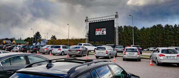 Автокинотеатр ŽMONĖS Cinema drive-in в Вильнюсе - Sputnik Литва