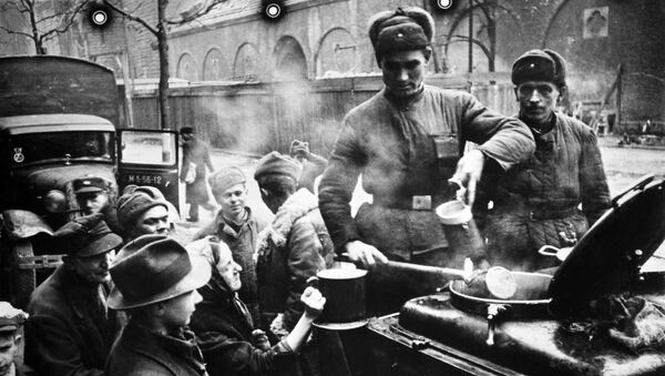 Великая Отечественная война. 1941-1945 гг. Советские солдаты раздают еду жителям Берлина - Sputnik Литва