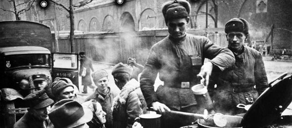 Великая Отечественная война. 1941-1945 гг. Советские солдаты раздают еду жителям Берлина - Sputnik Литва