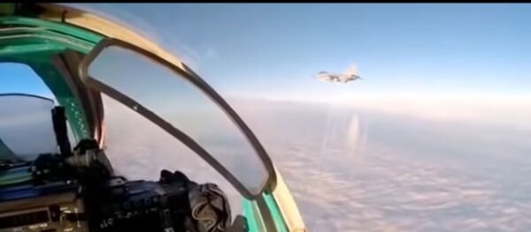 Пилот российского МиГ-31 снял на видео встречу с истребителем НАТО - Sputnik Литва