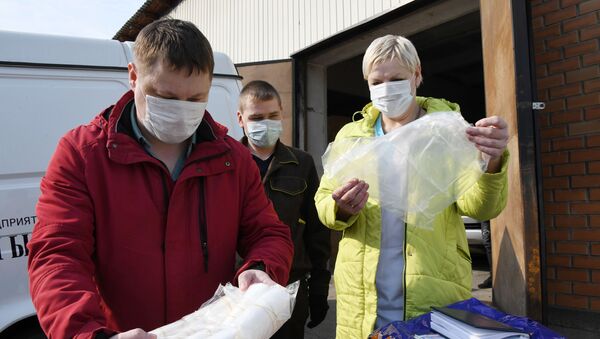 Люди распределяют партию гуманитарной помощи, поступившую в Забайкалье - Sputnik Lietuva