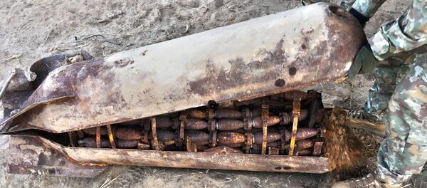 Литовские военнослужащие обезвреживают найденные снаряды - Sputnik Литва