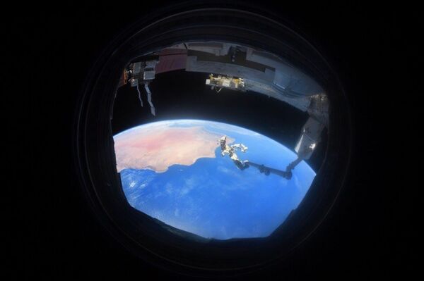 Снимок Земли через иллюминатор, сделанный на МКС космонавтом Антоном Шкаплеровым - Sputnik Литва