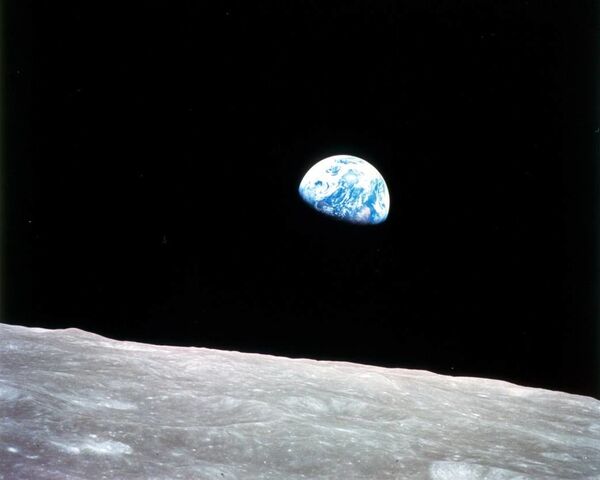 Первая фотография Земли с окололунной орбиты, сделанная 24 декабря 1968 года в ходе миссии Apollo 8 - Sputnik Литва