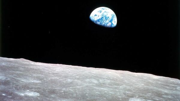 Первая фотография Земли с окололунной орбиты, сделанная 24 декабря 1968 года в ходе миссии Apollo 8 - Sputnik Lietuva