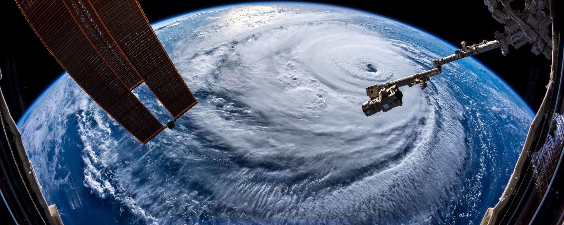 Ураган Флоренс, сфотографированный астронавтом Александром Герстом с МКС - Sputnik Литва, 1920, 15.05.2021