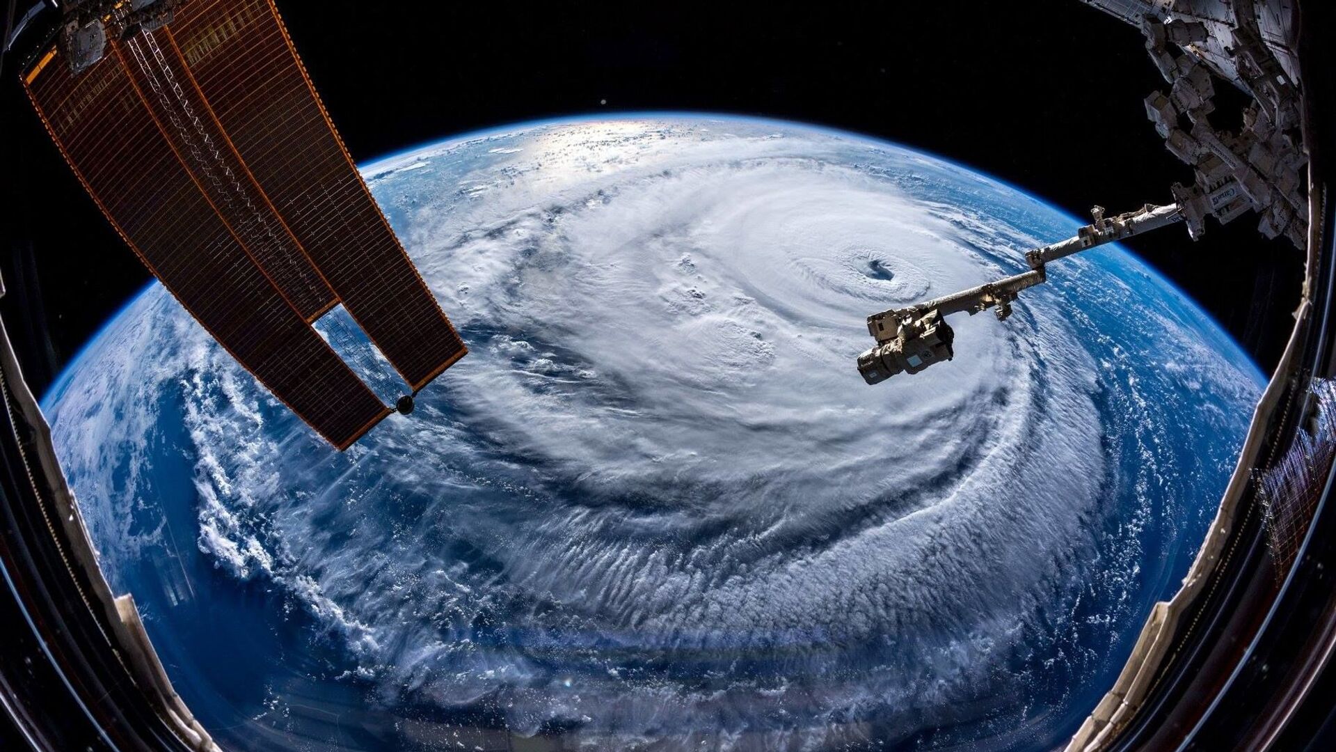 Ураган Флоренс, сфотографированный астронавтом Александром Герстом с МКС - Sputnik Lietuva, 1920, 15.05.2021