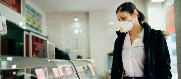 Покупательница в магазине у прилавка с мясом в защитной маске - Sputnik Литва