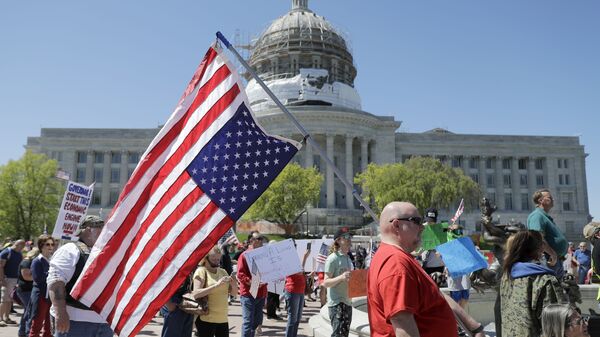 Участники акции протеста против карантина перед зданием Капитолия, Вашингтон, США, 21 апреля 22020 года - Sputnik Lietuva