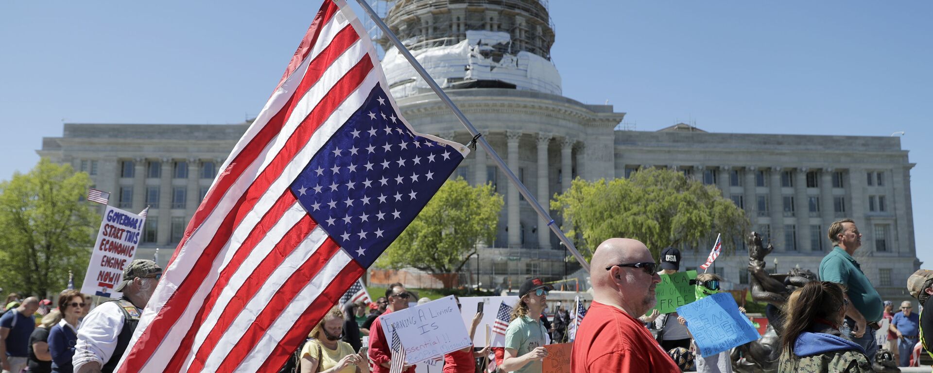 Участники акции протеста против карантина перед зданием Капитолия, Вашингтон, США, 21 апреля 22020 года - Sputnik Lietuva, 1920, 25.02.2021
