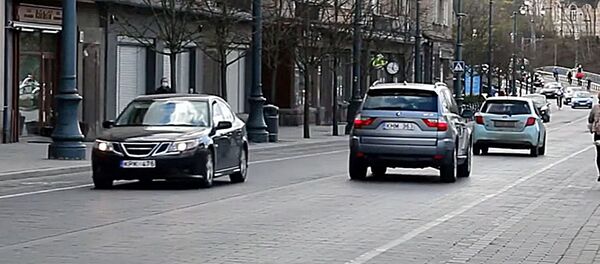 В Вильнюсе автомобилисты выразили протест против карантина - Sputnik Литва