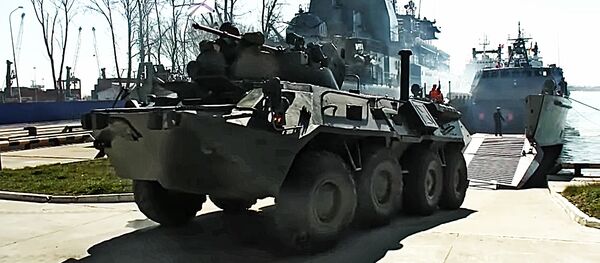 Погрузка морпехов Балтийского флота на десантные корабли в рамках учения Погрузка морпехов Балтийского флота на десантные корабли в рамках учения - Sputnik Литва