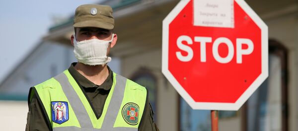 Боец Национальной гвардии во время карантина в Киеве Боец Национальной гвардии во время карантина в Киеве - Sputnik Литва