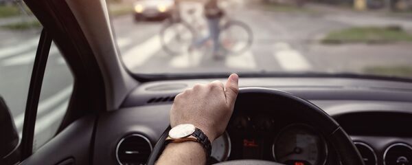 Велосипедист на пешеходном переходе Велосипедист на пешеходном переходе - Sputnik Lietuva