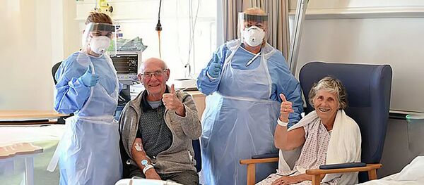 Sidnis Muras ir jo žmona Džin infekcinių ligų ligoninėje Sidnis Muras ir jo žmona Džin infekcinių ligų ligoninėje - Sputnik Lietuva