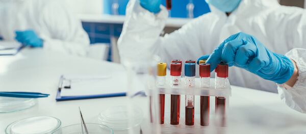 Лаборант с анализами крови - Sputnik Литва