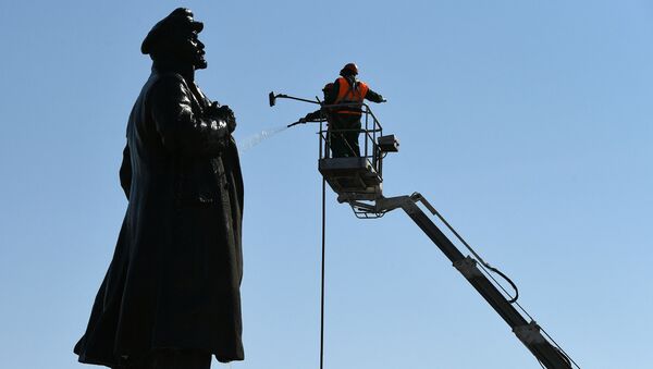 Мойка памятника В. Ленину в Красноярске  - Sputnik Литва
