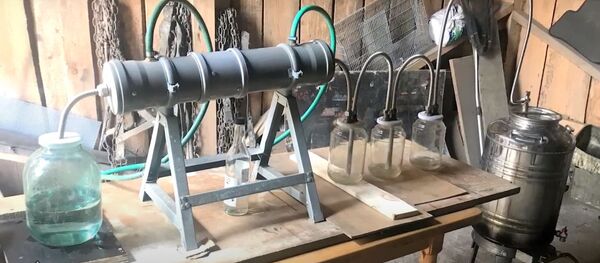 Šalčininkų rajono miške buvo aptiktas naminės degtinės fabrikas Šalčininkų rajono miške buvo aptiktas naminės degtinės fabrikas - Sputnik Lietuva