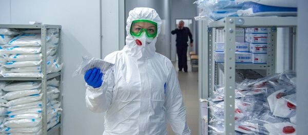 Медицинский работник в коронавирусном стационаре - Sputnik Литва