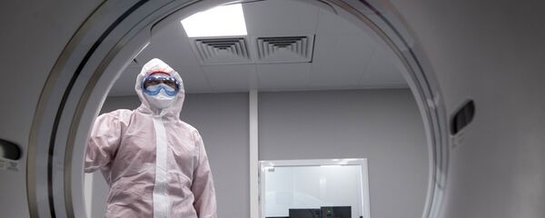 Медицинский работник в отделении компьютерной томографии, архивное фото - Sputnik Литва