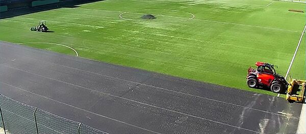 Установка нового газона на стадионе в Вильнюсе Установка нового газона на стадионе в Вильнюсе - Sputnik Литва