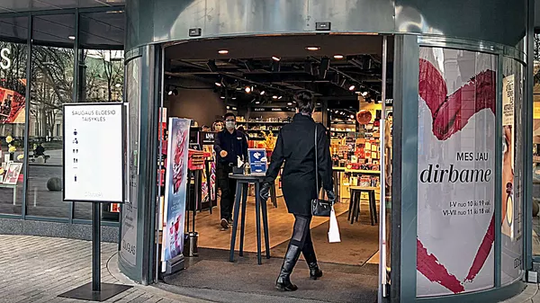 Veryga pasipiktino prekybos vietose iškabintais užrašais su griežtais draudimais senjorams Veryga pasipiktino prekybos vietose iškabintais užrašais su griežtais draudimais senjorams - Sputnik Lietuva