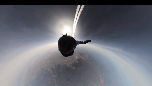 Минобороны РФ показало на видео прыжок российских десантников в Арктике - Sputnik Литва