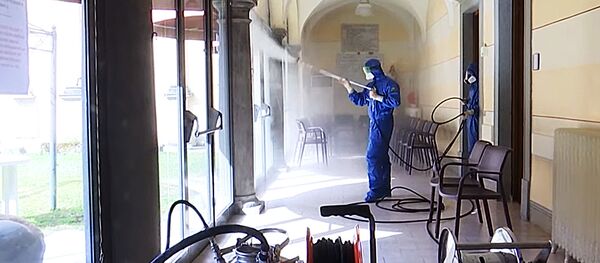 Минобороны РФ показало на видео дезинфекцию пансионата на севере Италии - Sputnik Литва