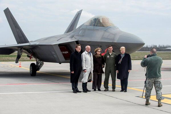 Церемония прибытия истребителей F-22 в Литву Церемония прибытия истребителей F-22 в Литву - Sputnik Литва
