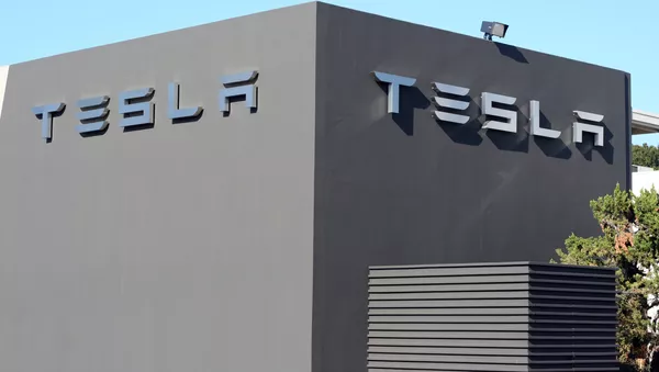 Логотип компании Tesla Motors на здании ее завода - Sputnik Lietuva