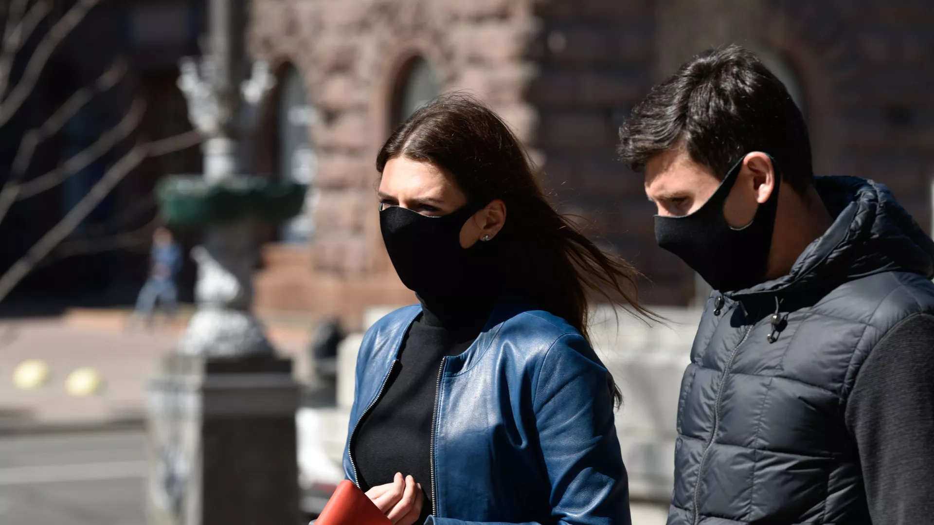 Praeiviai su apsauginėmis kaukėmis