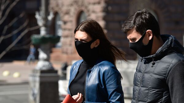 Прохожие в защитных масках на улице в Киеве - Sputnik Lietuva