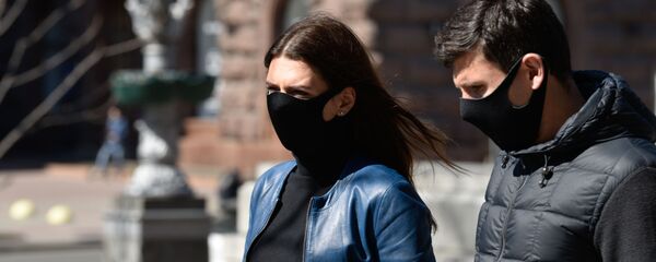 Praeiviai su apsauginėmis kaukėmis Praeiviai su apsauginėmis kaukėmis - Sputnik Lietuva