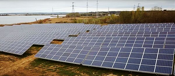 Открыт первый в Литве парк солнечных электростанций Открыт первый в Литве парк солнечных электростанций - Sputnik Литва