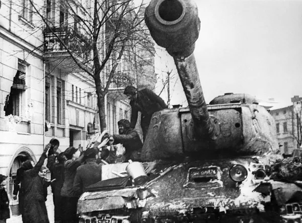 Жители города Познань приветствуют советских воинов-освободителей на ИС-2 Жители города Познань приветствуют советских воинов-освободителей на ИС-2 - Sputnik Lietuva