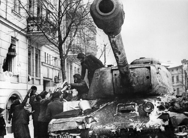 Жители города Познань приветствуют советских воинов-освободителей на ИС-2 - Sputnik Lietuva