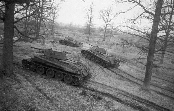 Советские танки Т-34 выходят на рубежи атаки - Sputnik Lietuva