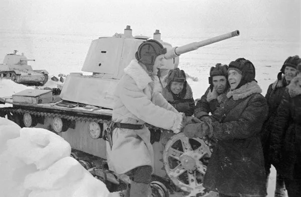 Танкисты легкого танка Т-26 взвода П.В. Печенина отдыхают между боями Танкисты легкого танка Т-26 взвода П.В. Печенина отдыхают между боями - Sputnik Lietuva