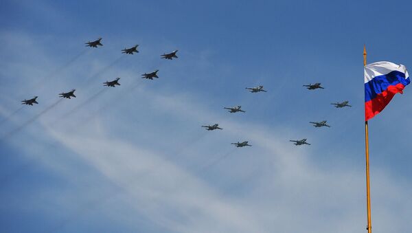 Naikintuvai MiG-29 ir smogiamieji lėktuvai Su-25 Pergalės parado metu - Sputnik Lietuva