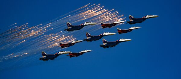 Су-30СМ пилотажной группы Русские Витязи и МиГ-29 пилотажной группы Стрижи во время Парада Победы Су-30СМ пилотажной группы Русские Витязи и МиГ-29 пилотажной группы Стрижи во время Парада Победы - Sputnik Lietuva